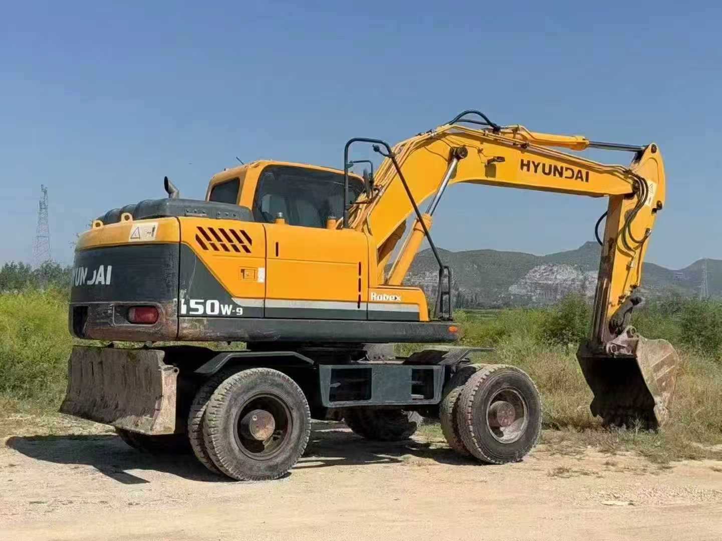 150-W-8.jpg Used Hyundai 150W Wheeled Excavator - Image 1