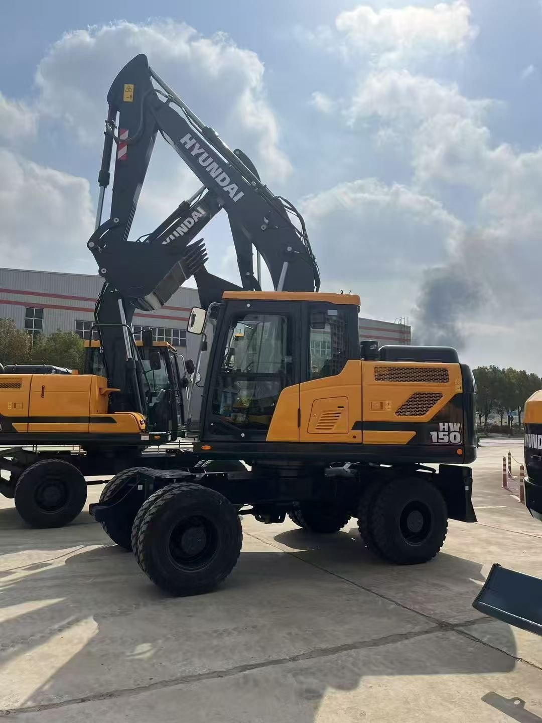 150HW-2.jpg New Hyundai 150HW Wheeled Excavator - Image 1