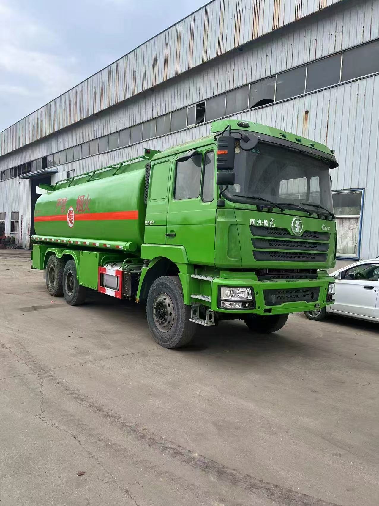 748f49b423d415cc89265d7ad7ece03.jpg Shacman Delong F3000 Fuel Tanker Truck - Image 1