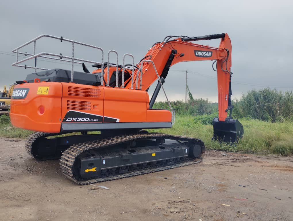 Doosan-dx300-5.jpg Used Doosan DX300 Excavator - Image 1