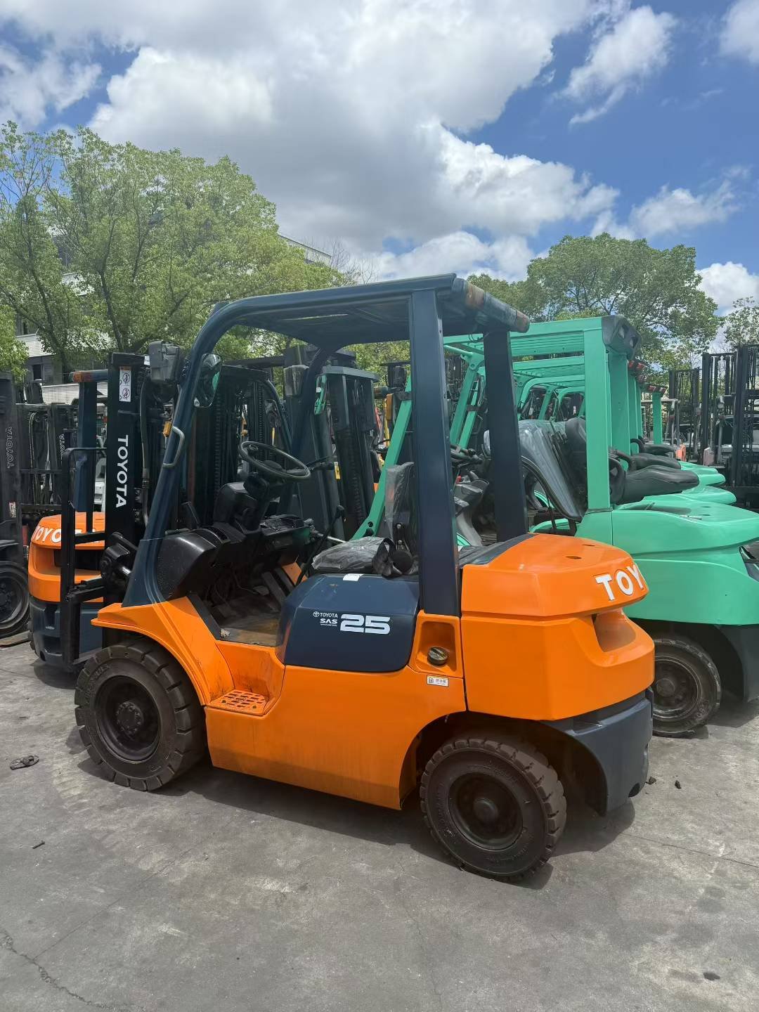 FORKLIFT-1.jpg Toyota 25 Forklift - Image 1