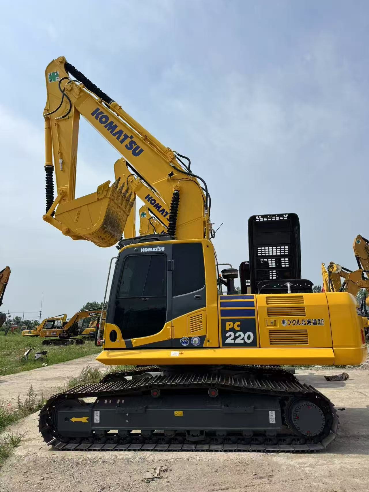 Komatsu-220-2.jpg Used Komatsu PC220 Hydraulic Excavator - Image 1
