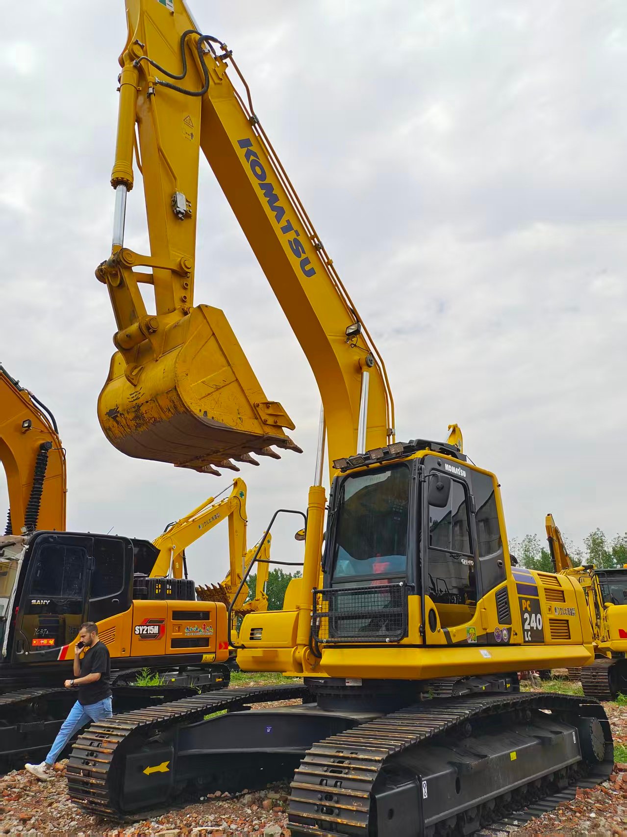 Komatsu-240-6.jpg Used Komatsu PC240 Hydraulic Excavator - Image 1