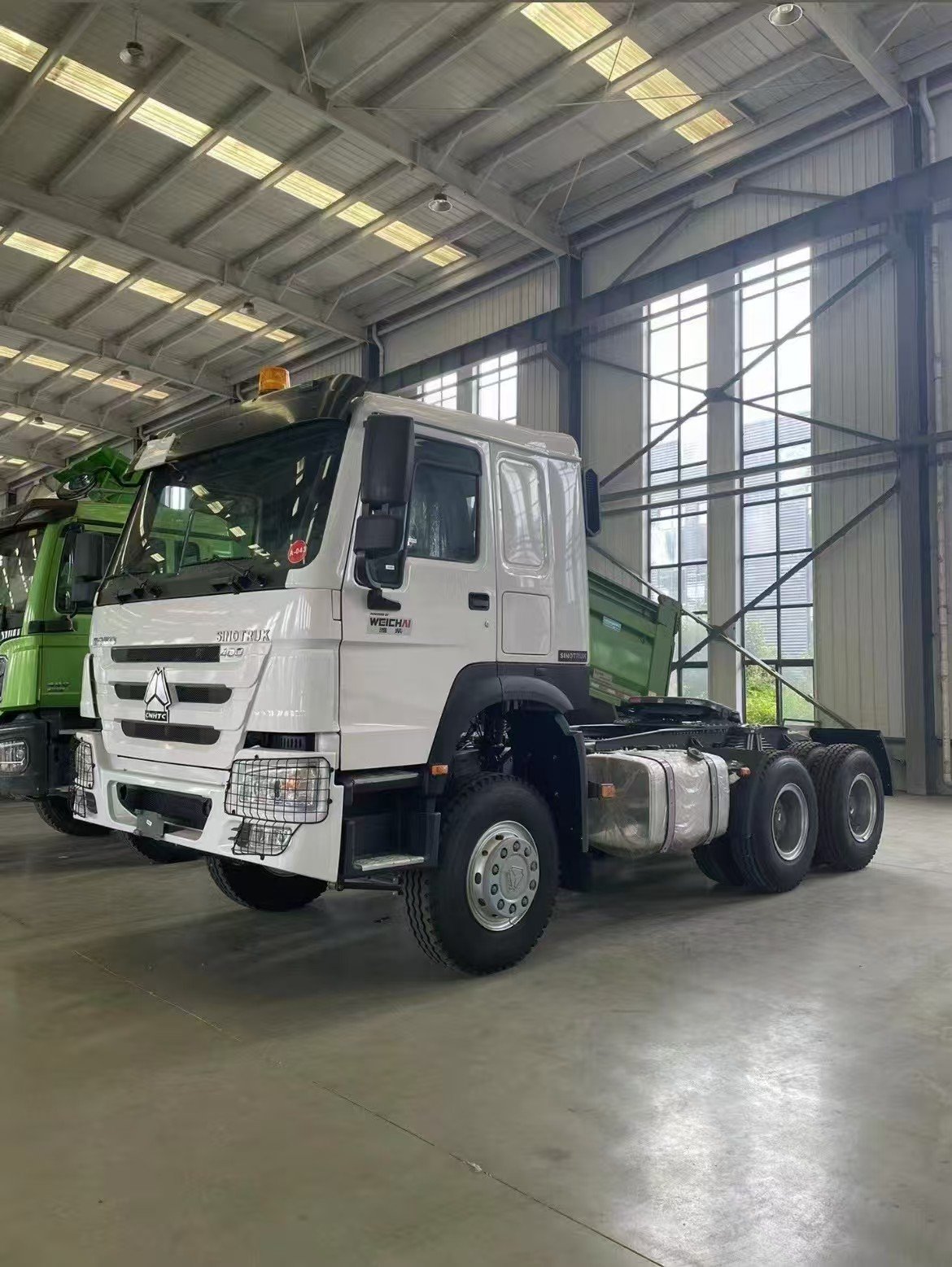 cb0ac9dc2c55c4b3f74f43a324ac690.jpg HOWO 371HP 6x4 Tractor Head - Image 1