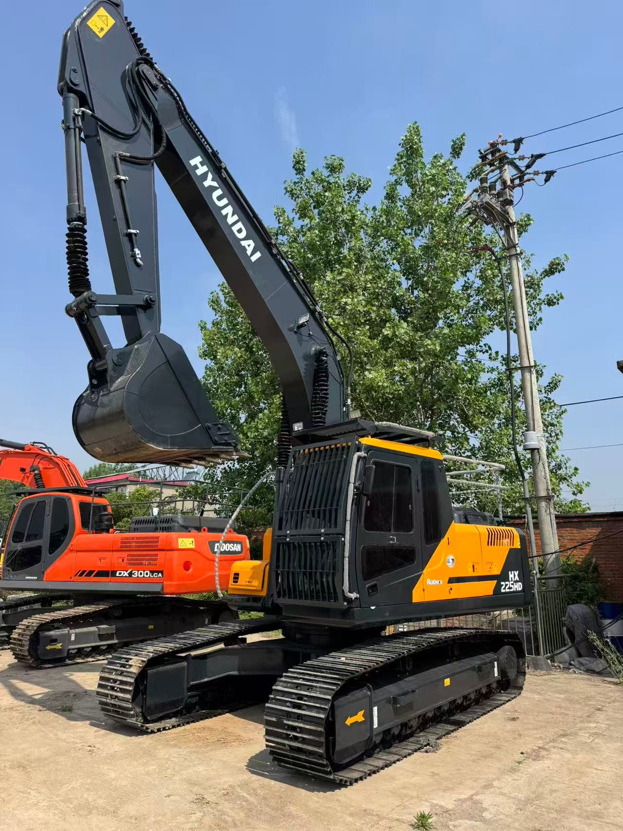 69abc08efb4a8fa7f50205fa0f1fa1f1 Hyundai HX225HD Excavator - Image 1