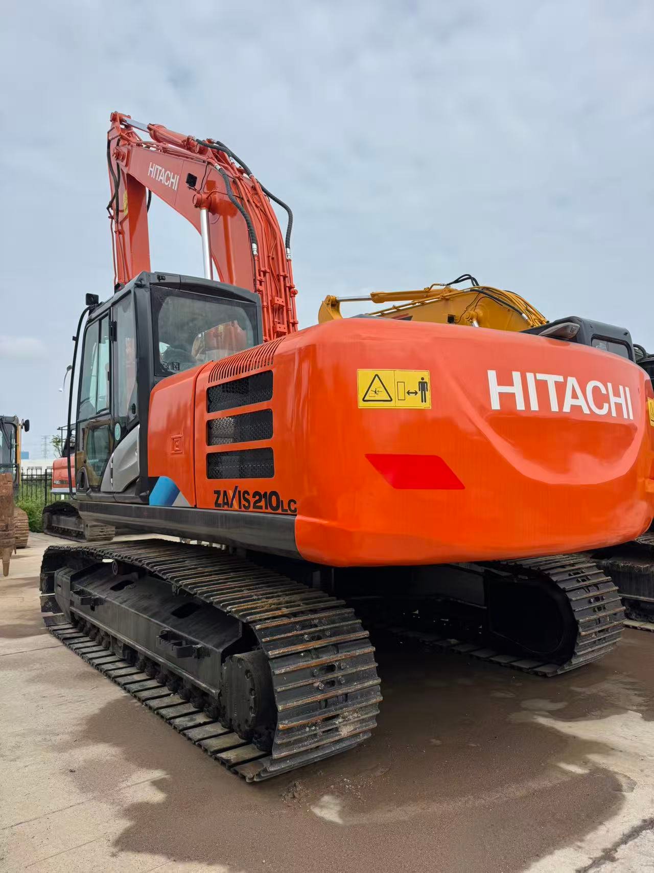 7ab1641c99d80f79efe656dd52dd0197 Hitachi ZAXIS 210 Excavator - Image 1